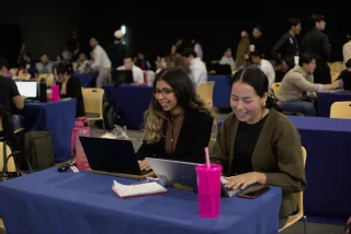 Dos jóvenes colaboran frente a una computadora